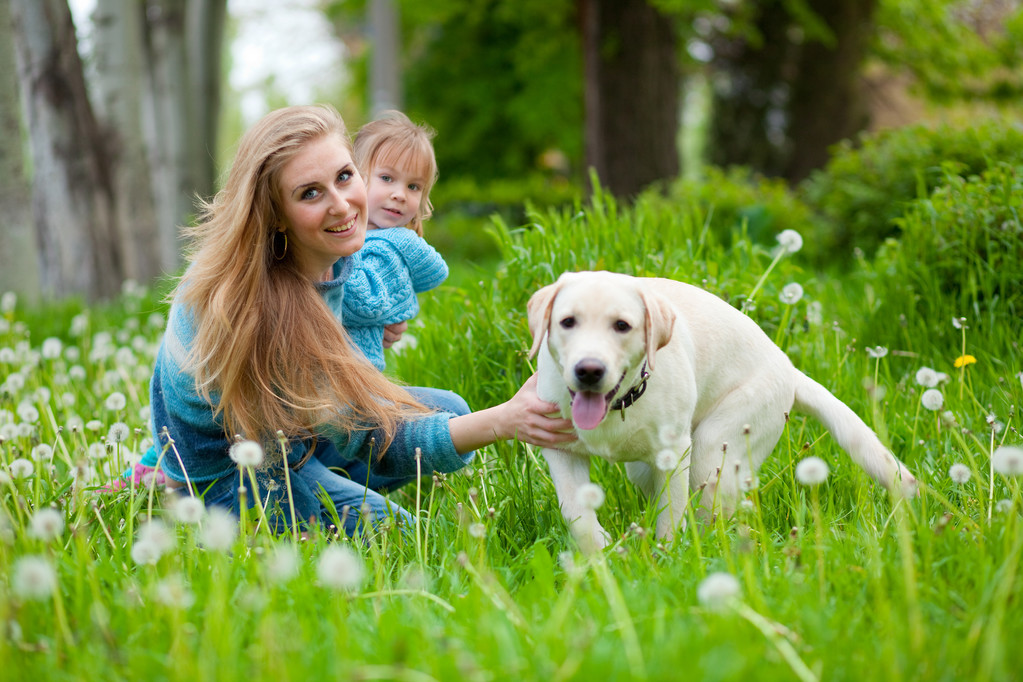 Frau mit Mädchen und Hund - Foto, Bild