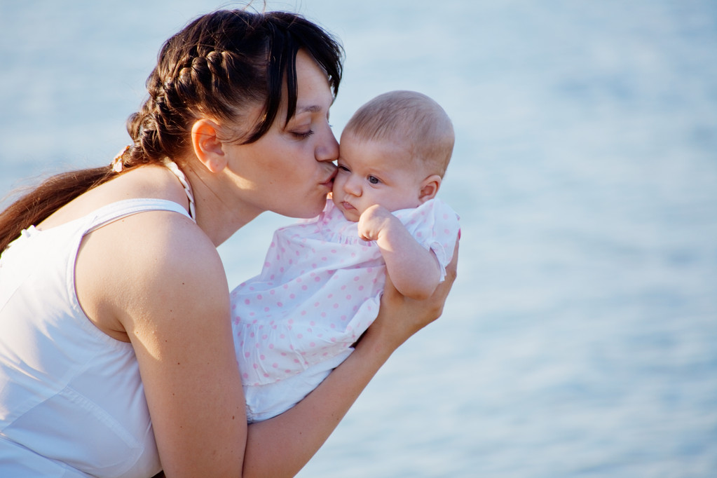 Madre baciare il suo bambino
 - Foto, immagini