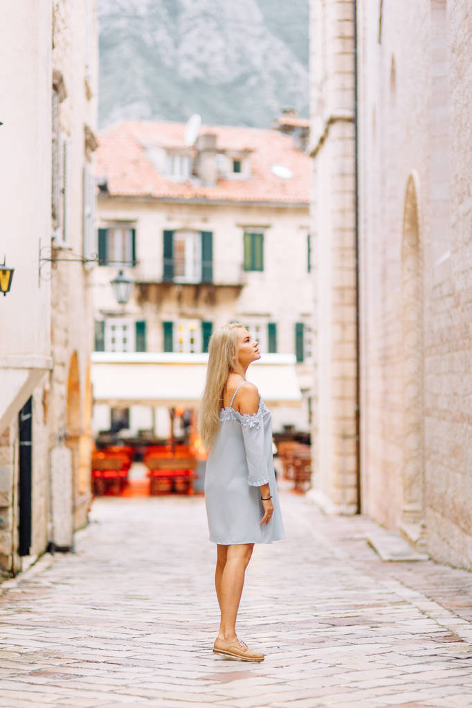 Красивая девушка со светом в Черногории. Фотосессия на вечерних и ночных улицах Котора
.  - Фото, изображение