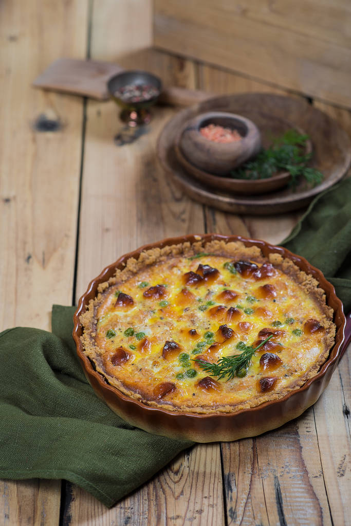 Pirospozsgás nyitott pite zöldség-és sajttöltelék - Fotó, kép
