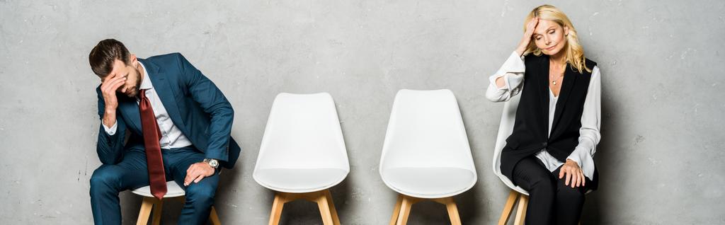plano panorámico de los empleados cansados esperando entrevista de trabajo y sentado en sillas
   - Foto, Imagen
