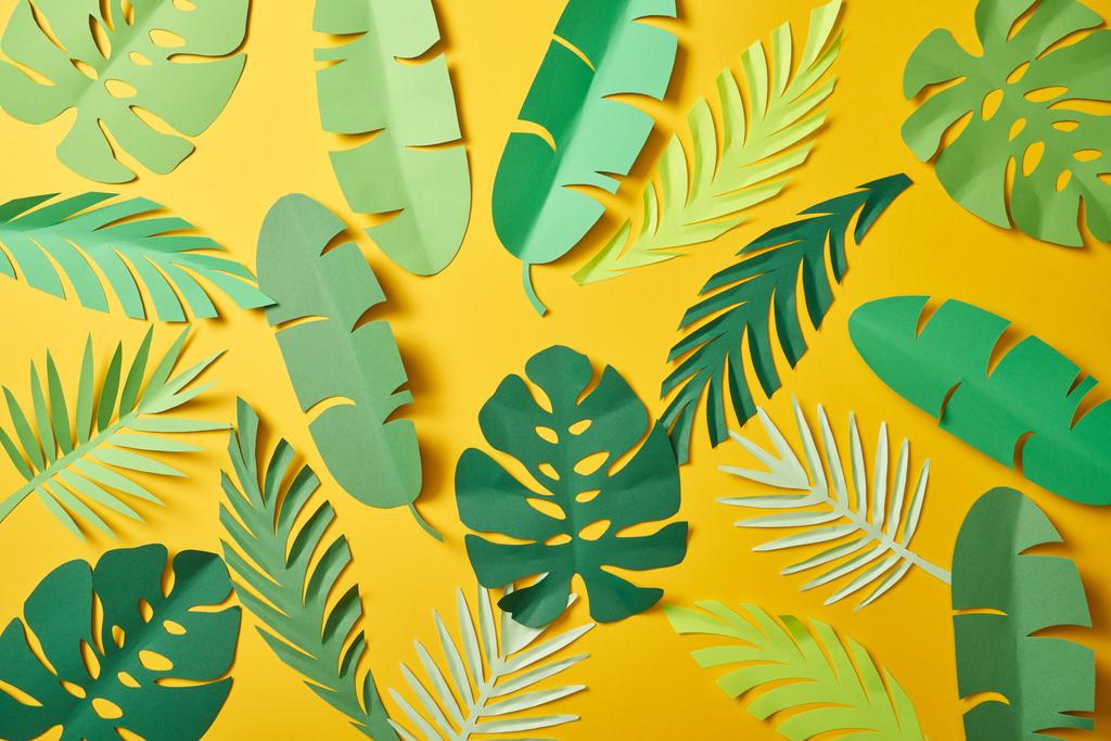 верхний вид бумаги срезать зеленые пальмовые листья на желтом фоне, бесшовный узор
 - Фото, изображение