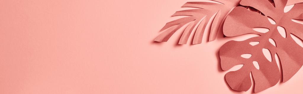 panoramische foto van papier gesneden decoratieve Palm bladeren op roze achtergrond - Foto, afbeelding