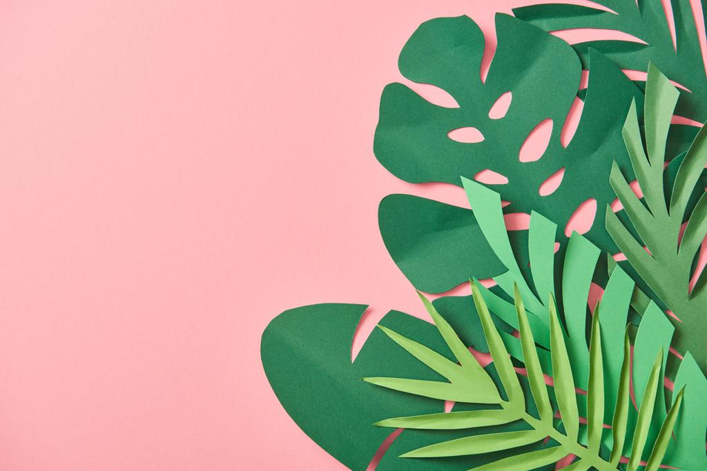pohled na zelené palmové listy na růžovém pozadí s prostorem pro kopírování - Fotografie, Obrázek