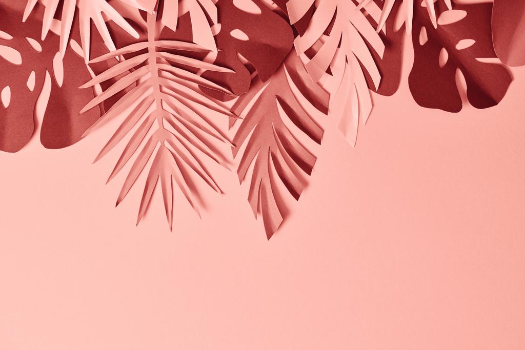 ピンクの背景にカラフルな装飾紙カットヤシの葉のトップビュー、パノラマショット - 写真・画像
