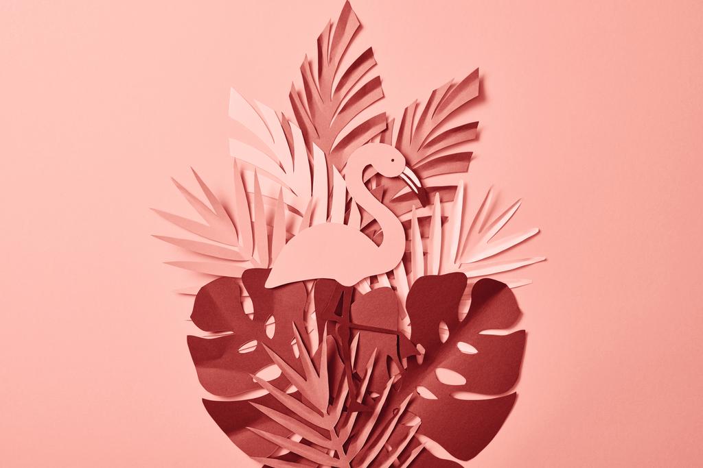 vista superior de flamingo e papel cortar folhas de palma no fundo rosa
 - Foto, Imagem