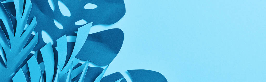 コピースペース、パノラマショットと青い背景に青いエキゾチックな紙カットヤシの葉のトップビュー - 写真・画像