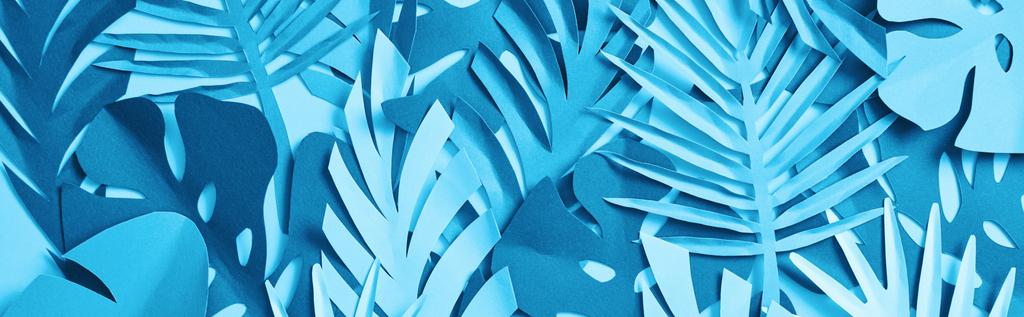 ομαλή μοτίβο μπλε εξωτικό χαρτί κομμένα φύλλα παλάμης σε μπλε φόντο με χώρο αντιγραφής, πανοραμική βολή - Φωτογραφία, εικόνα