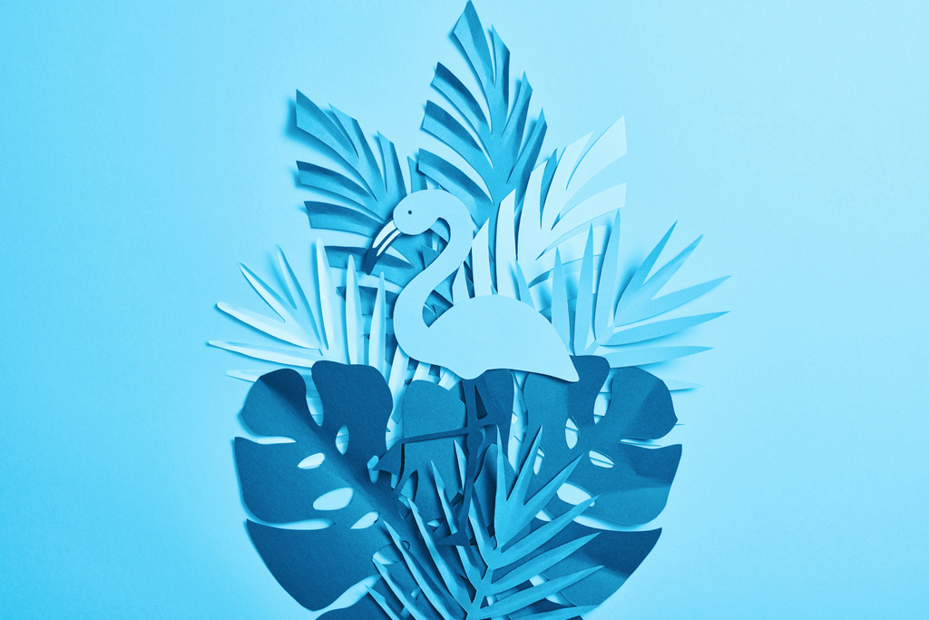 vista superior del flamingo de corte de papel exótico azul sobre hojas de palma sobre fondo azul con espacio para copiar
 - Foto, imagen