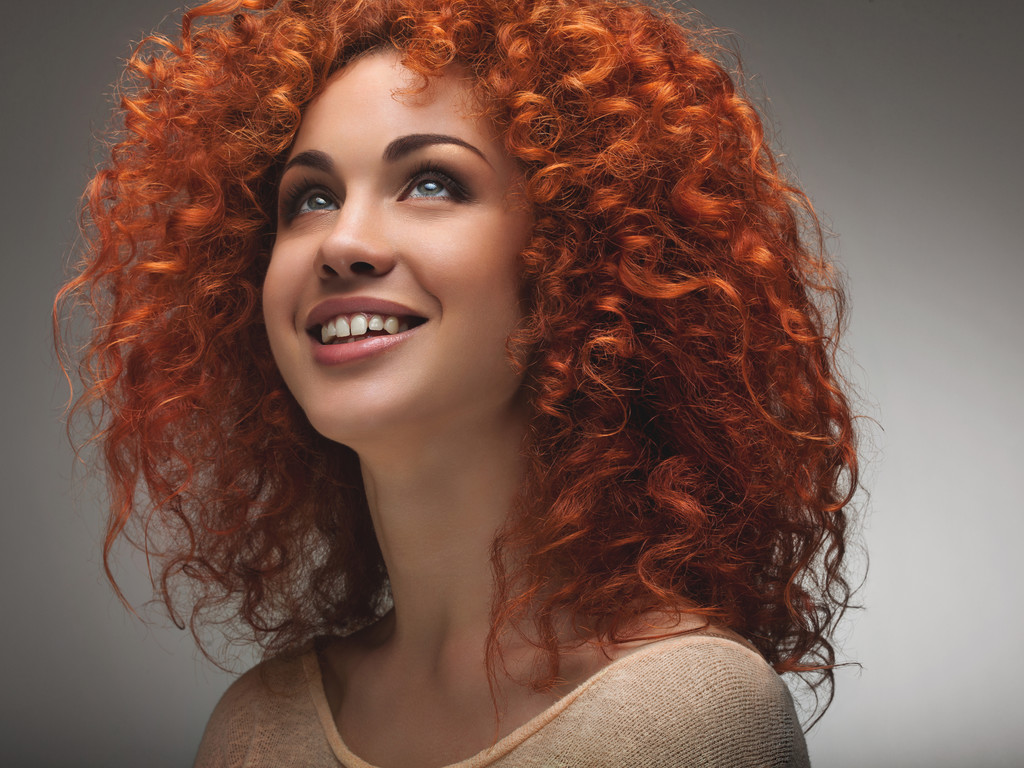 czerwone włosy. piękna kobieta z długimi włosami kręconymi. wysokiej jakości ima - Zdjęcie, obraz