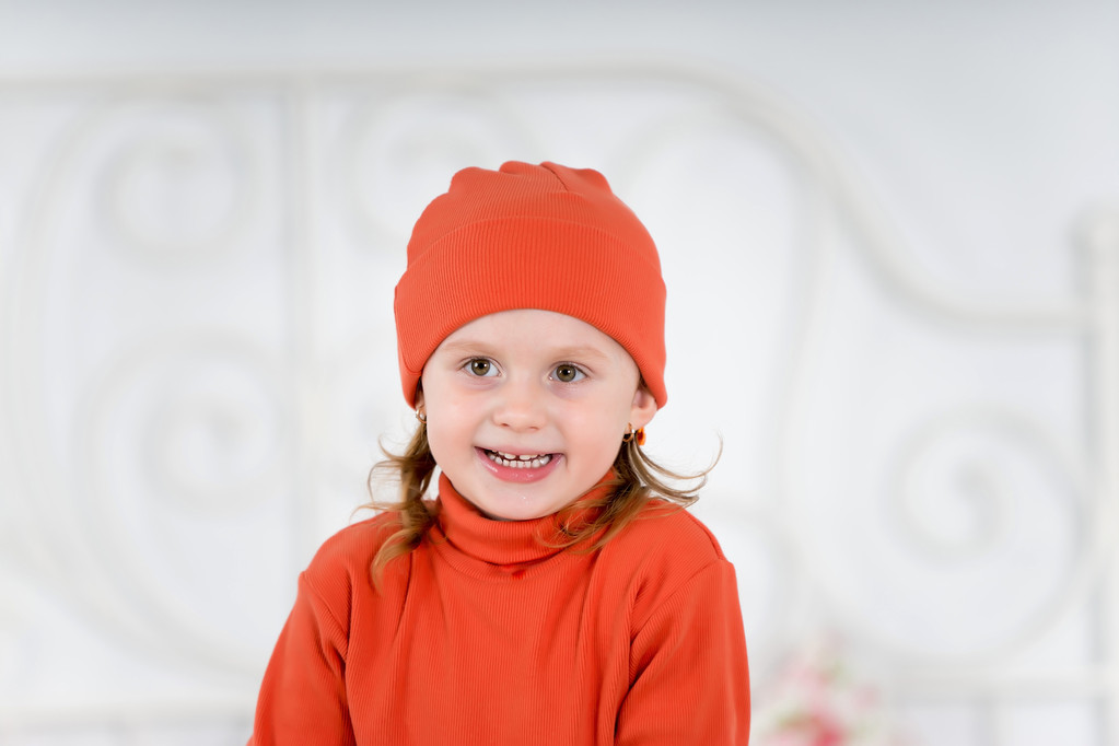 dziecko w czerwonym kapeluszu - Zdjęcie, obraz