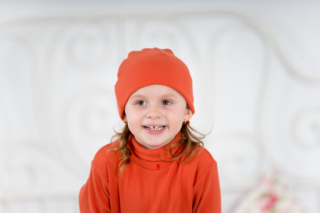 Criança de chapéu vermelho
 - Foto, Imagem