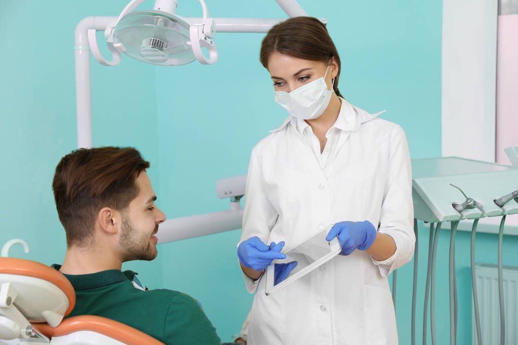 Odontólogo profesional y paciente en clínica moderna
 - Foto, imagen