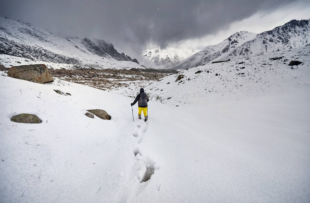 Senderista en las montañas nevadas
 - Foto, imagen