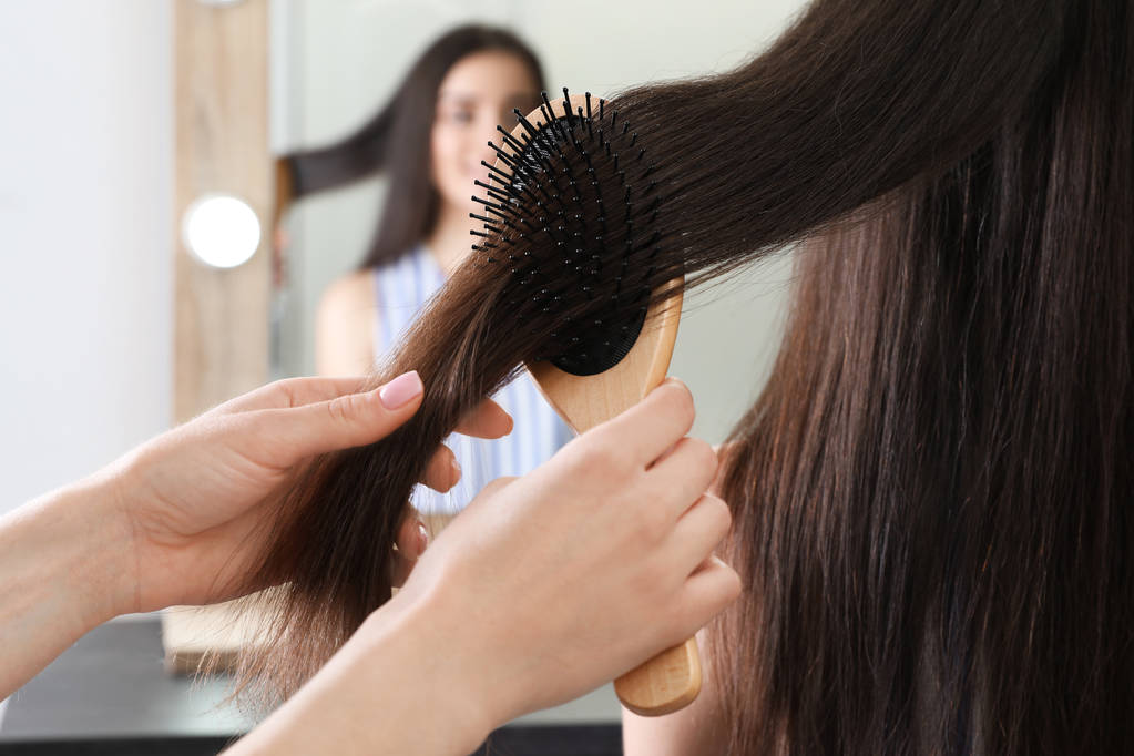 Žena česání přítel vlasy s polštář kartáč uvnitř, detailní up - Fotografie, Obrázek