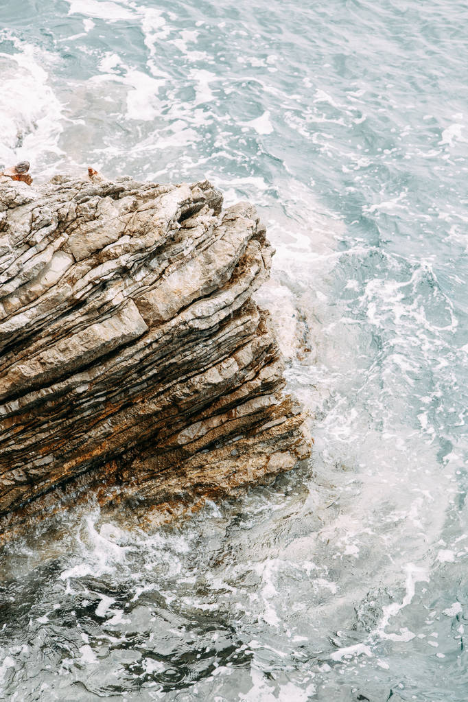  Taş duvarlar ve kayalık kıyı. Budva Körfezi'ndeki Kayalar, Karadağ. - Fotoğraf, Görsel