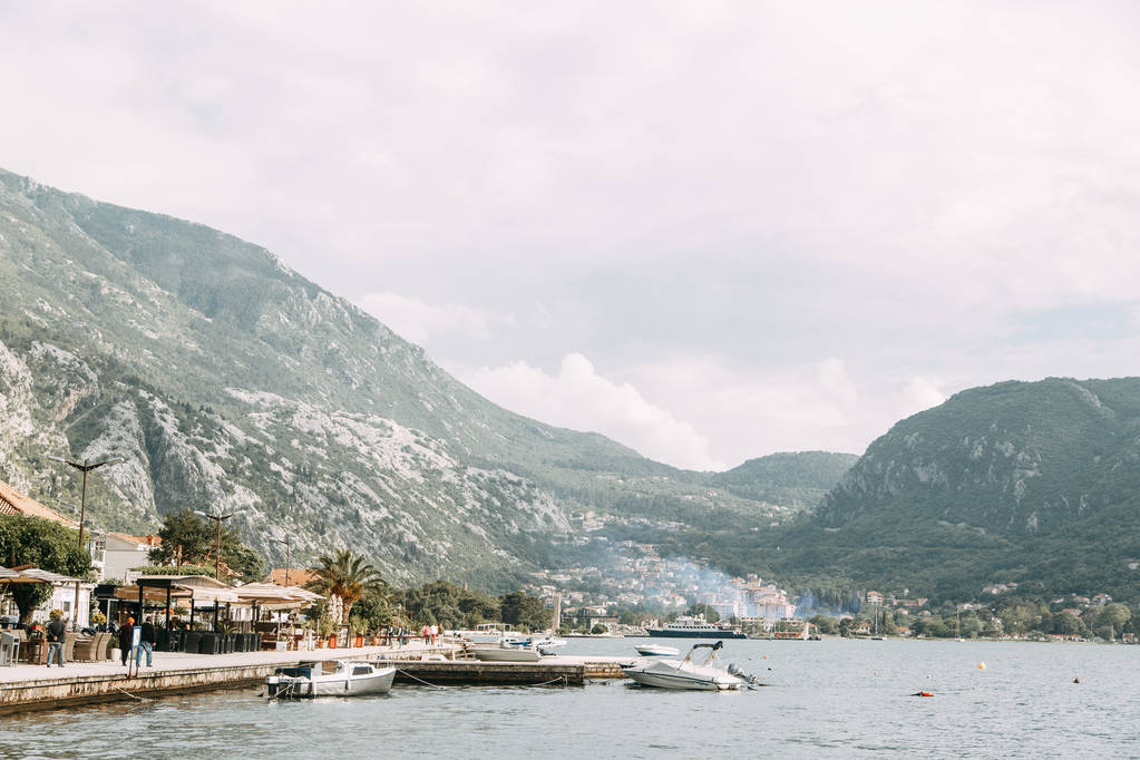 Vista panorâmica das montanhas da Europa. Montanhas e rochas na Baía de Kotor, Montenegro
.  - Foto, Imagem