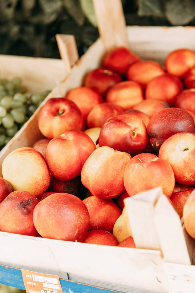 Counter viinirypäleitä, persikoita ja vesimeloneja. Hedelmämarkkinat Montenegrossa, Kotor
.  - Valokuva, kuva