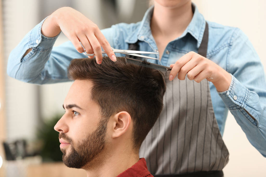 Fryzjer w stylowej fryzjera z profesjonalnymi nożycami w salonie piękności - Zdjęcie, obraz