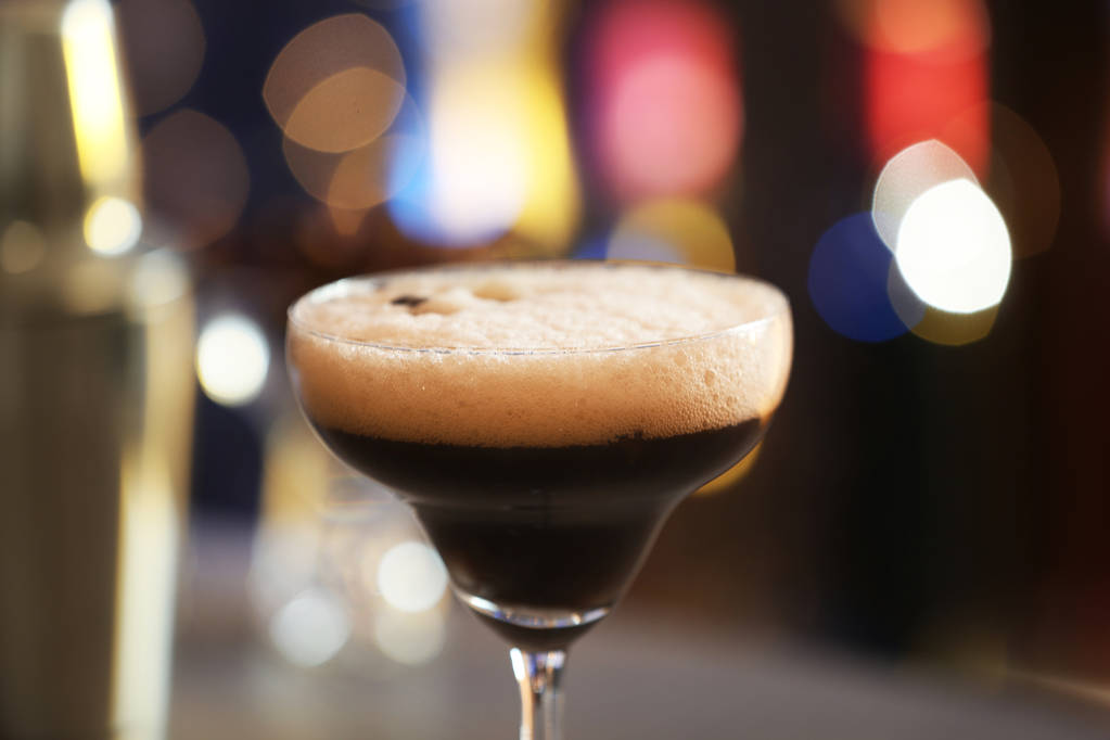 Barda kahve çekirdekli bir bardak Espresso Martini. Alkol kokteyli - Fotoğraf, Görsel