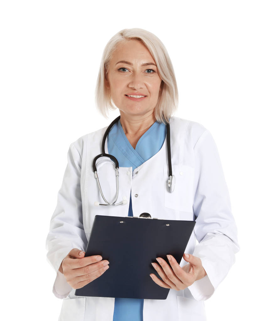 Portret kobiecego lekarza ze schowkiem na białym tle. Personel medyczny - Zdjęcie, obraz
