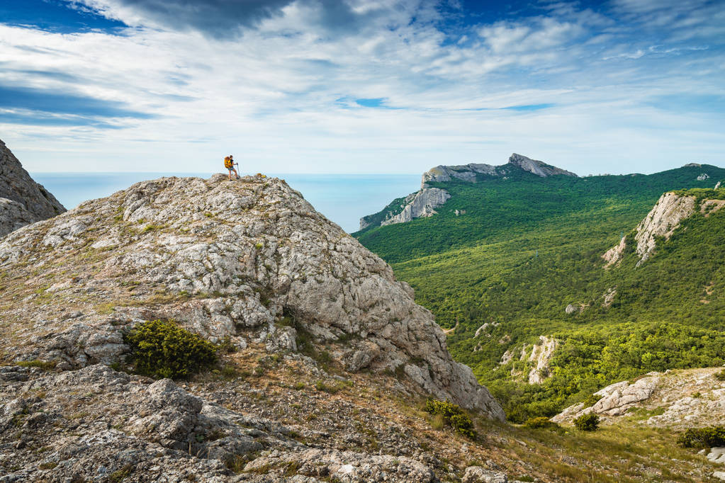 Dağın tepesinde sırt çantası ile Yürüyüşçü - Fotoğraf, Görsel