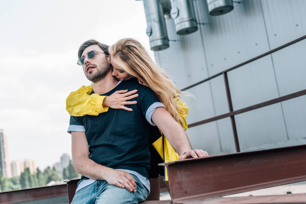 güzel ve sarışın kadın öpüşme ve yakışıklı adam sarılma  - Fotoğraf, Görsel