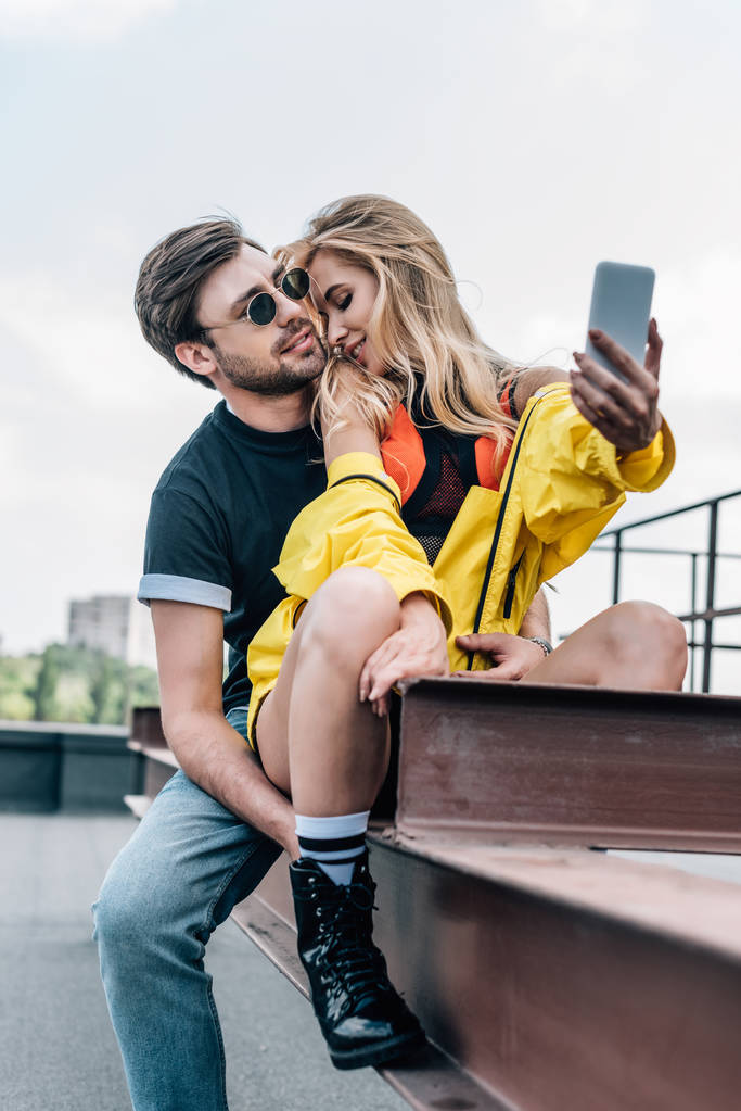 vonzó és szőke nő vesz selfie a jóképű ember  - Fotó, kép