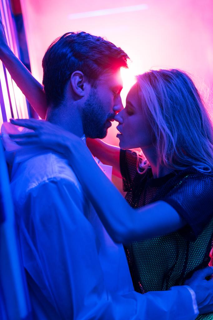 puolella näkymä houkutteleva ja blondi nainen halaus ja suudella komea mies
  - Valokuva, kuva