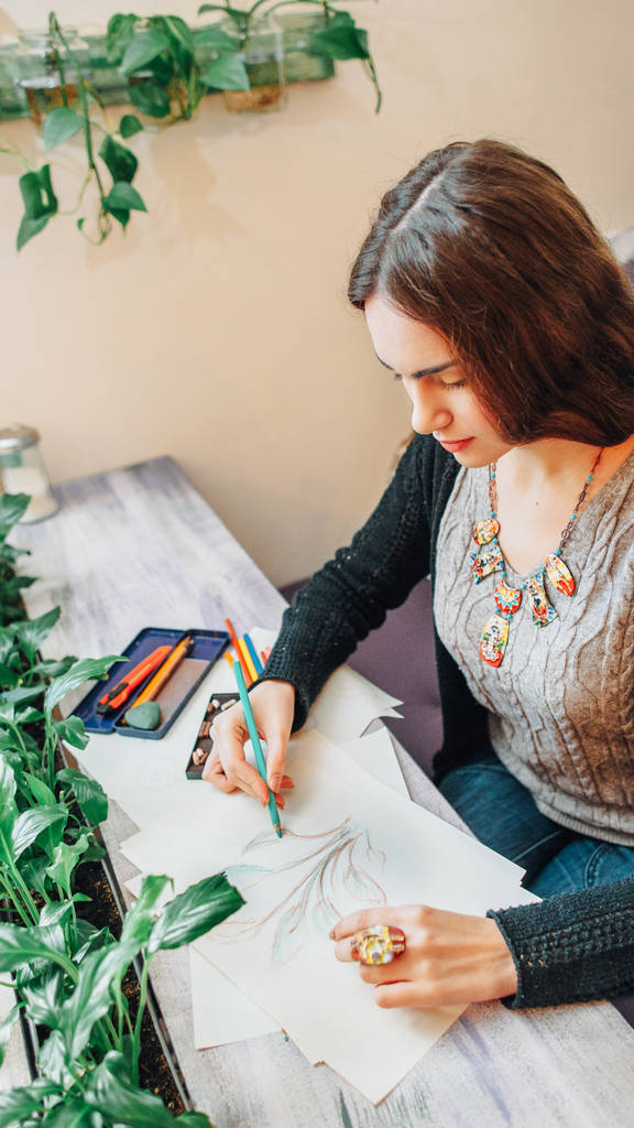 proces twórczy malarz kobieta rysunek rośliny - Zdjęcie, obraz