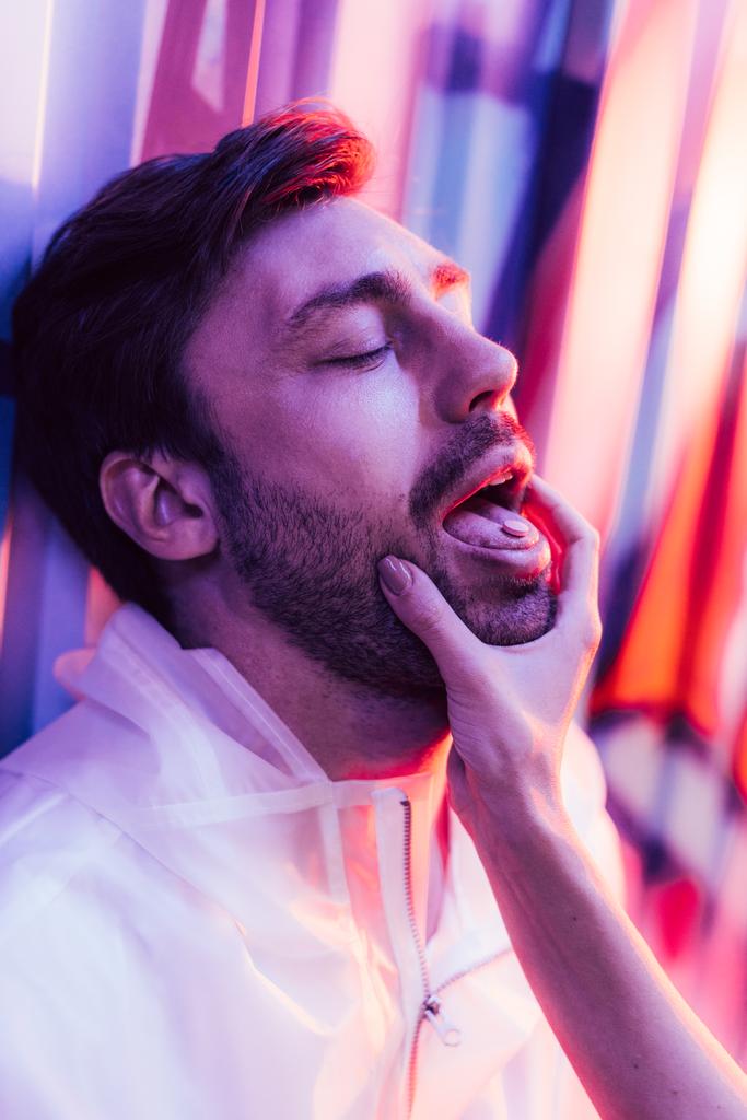 visão cortada do homem com LSD na língua e mulher tocando seu rosto
  - Foto, Imagem