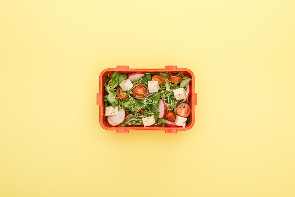 Nejlepší pohled na polední box se salátem a zeleninou - Fotografie, Obrázek