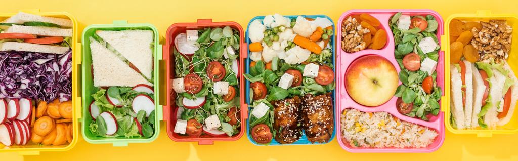 panoramische shot van lunchboxen met eten - Foto, afbeelding