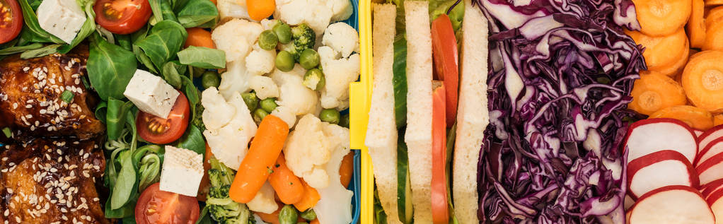 panoramatický záběr na polední krabice s jídlem - Fotografie, Obrázek