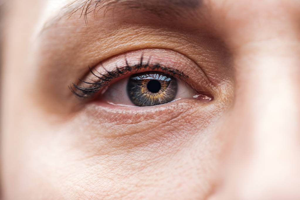 крупный план глаза взрослого мужчины с глазками и бровями, смотрящего на камеру
 - Фото, изображение