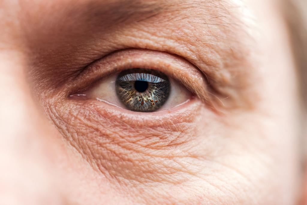 vue rapprochée de l'oeil d'homme mature avec des cils et des sourcils en regardant la caméra
 - Photo, image
