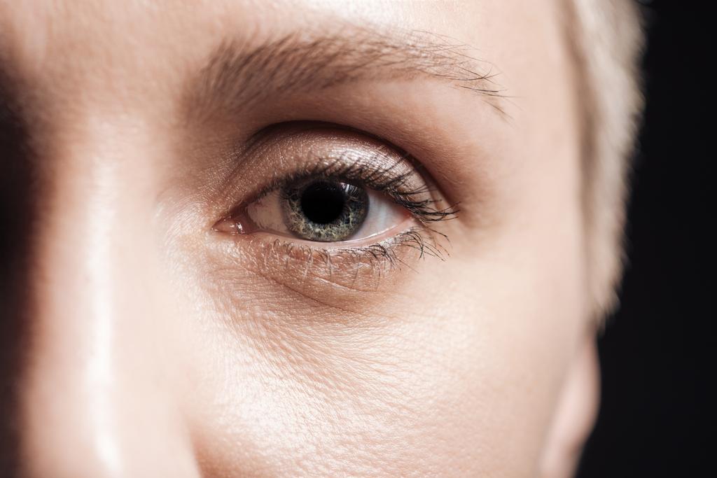 Close-up weergave van jonge vrouw grijs oog kijken naar camera - Foto, afbeelding
