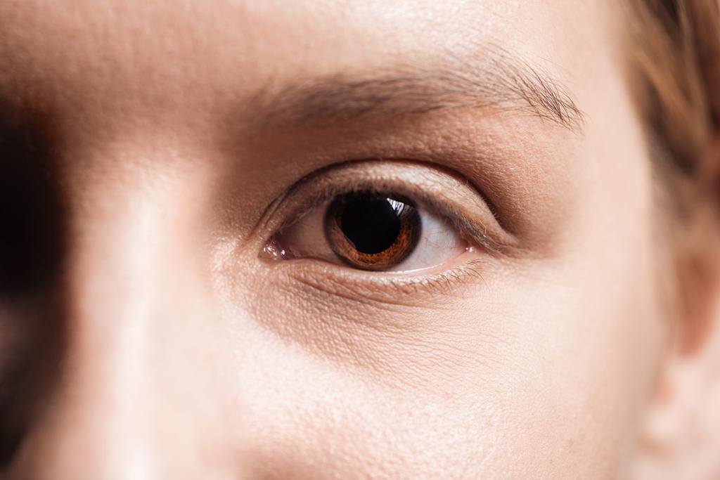 крупним планом вид на молоду жінку коричневе око дивиться на камеру
 - Фото, зображення