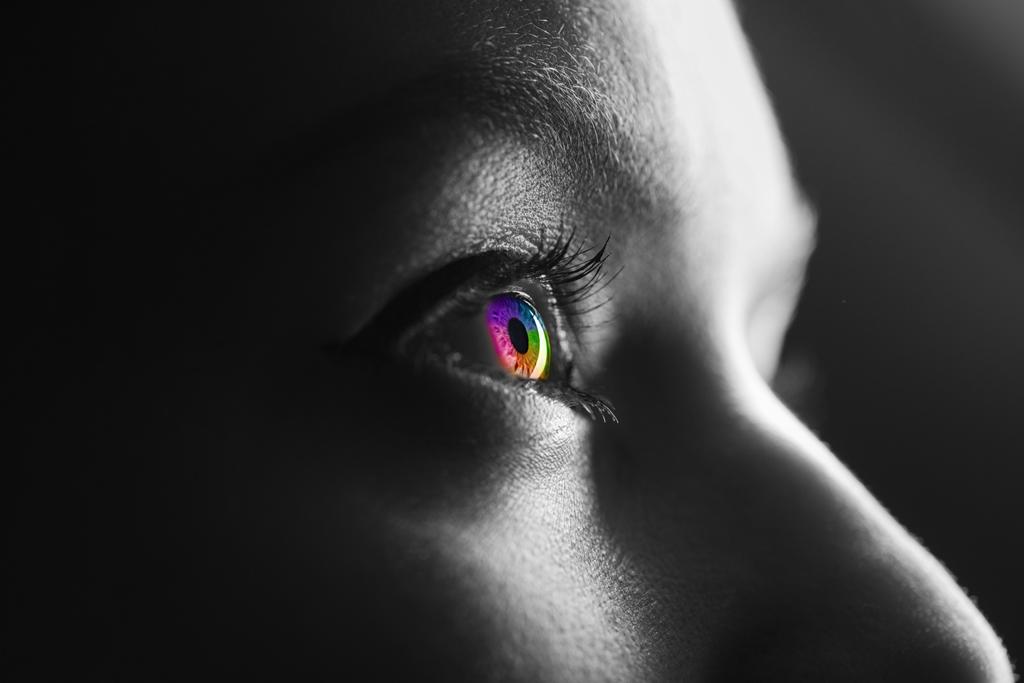 colpo in bianco e nero di umano con occhio arcobaleno colorato
 - Foto, immagini