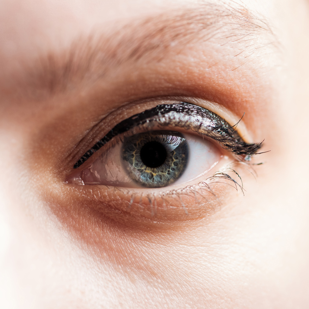 Widok z bliska kobieta niebieskie oko patrząc na kamerę - Zdjęcie, obraz