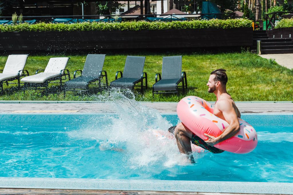 pohled na muže s nafukací kroužkem v bazénu  - Fotografie, Obrázek