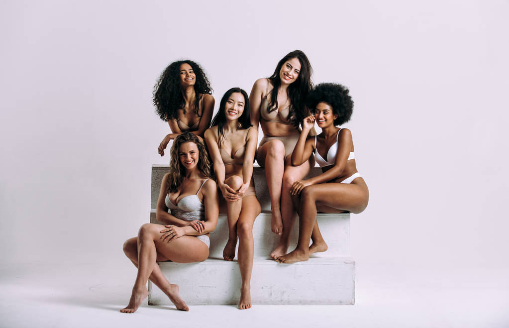 Grupo de mujeres con diferentes cuerpos y etnias posando juntas
 - Foto, Imagen