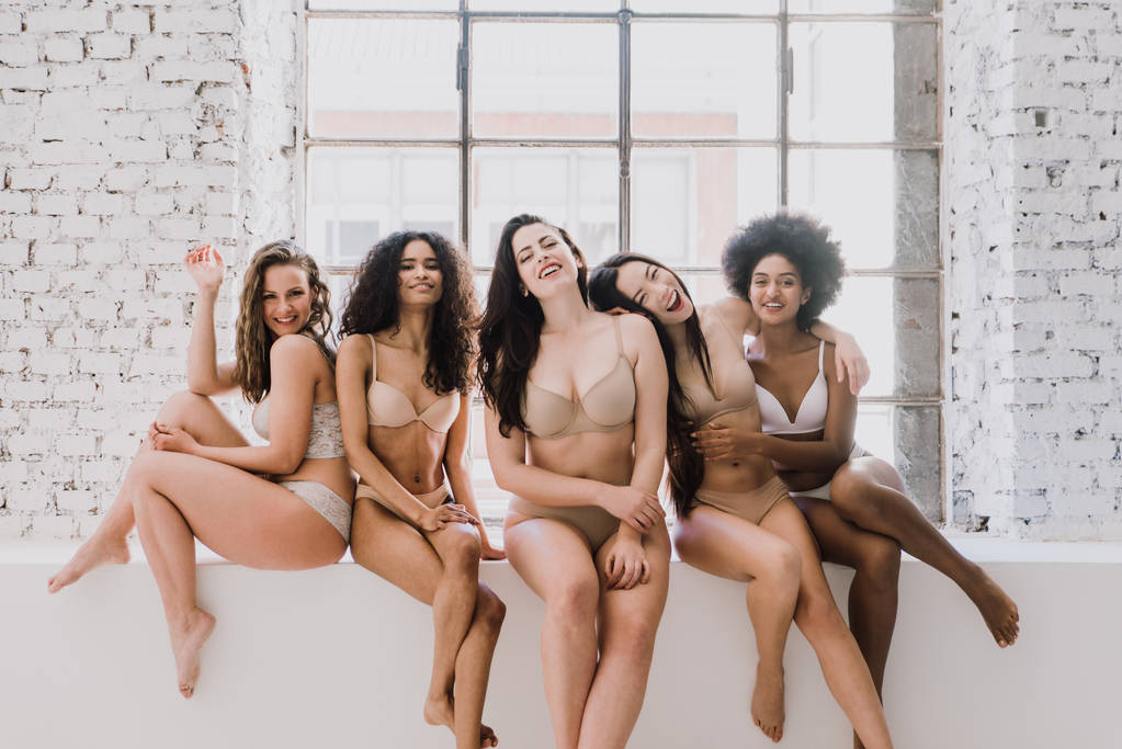 Група жінок з різним тілом та етнічною приналежністю
 - Фото, зображення
