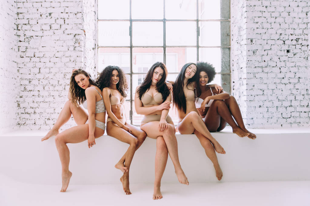 Grupo de mujeres con diferentes cuerpos y etnias posando juntas
 - Foto, imagen