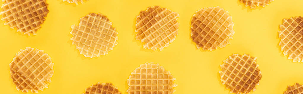 tiro panorâmico de waffles crocantes isolados em amarelo
 - Foto, Imagem