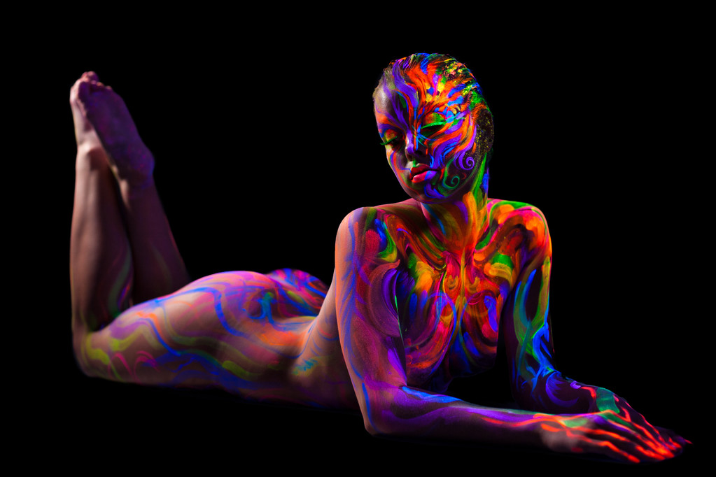 Kirkkaasti maalattu alaston malli eristetty musta
 - Valokuva, kuva