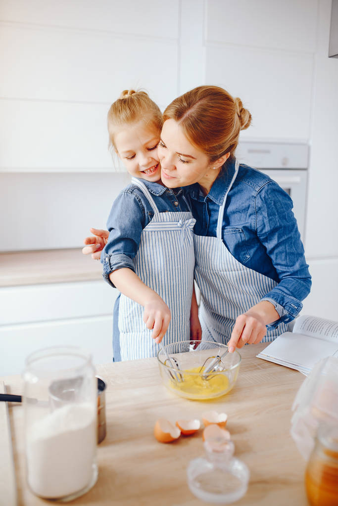 madre con hija en la cocina
 - Foto, Imagen