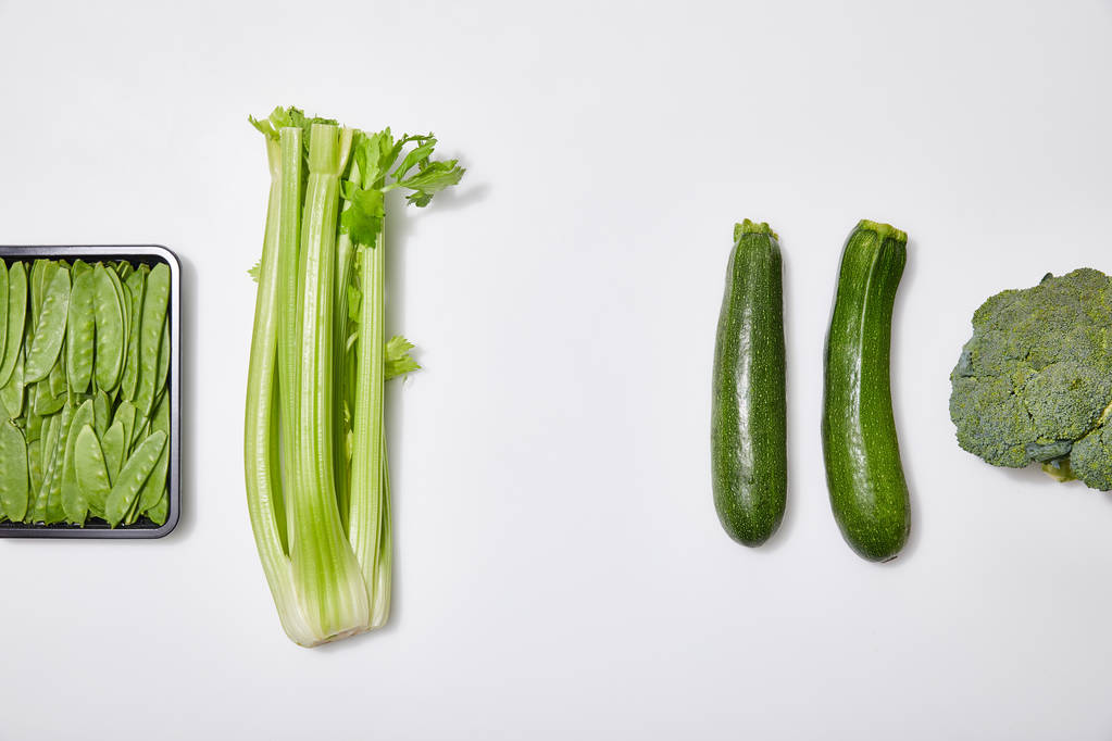 вид на зеленые свежие овощи на белом фоне
 - Фото, изображение