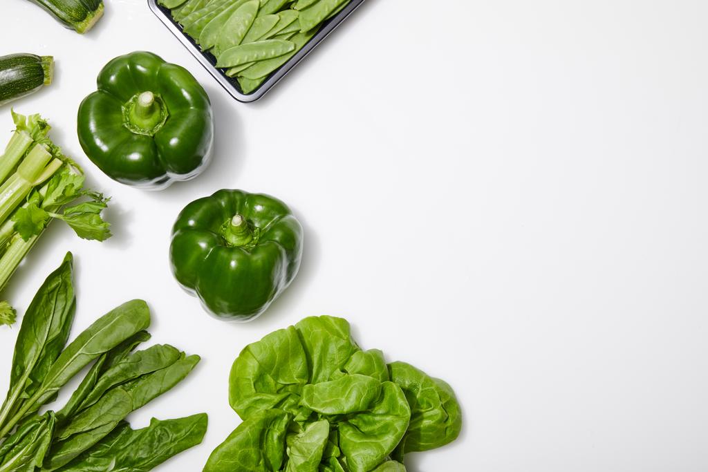 vista dall'alto di verdure nutrienti verdi su sfondo bianco con spazio di copia
 - Foto, immagini