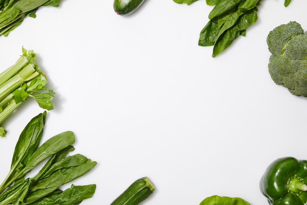 vista superior de verduras verdes nutritivas sobre fondo blanco con espacio para copiar
 - Foto, imagen